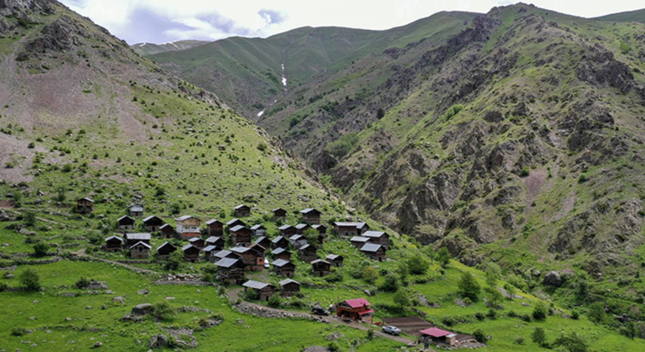 Erzurum-Rize sınırındaki zirveler doğaseverleri bekliyor