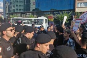 Eskişehir'de Onur Yürüyüşü'ne polis müdahalesi Gözaltılar var