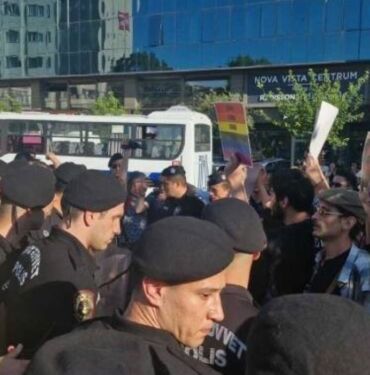Eskişehir'de Onur Yürüyüşü'ne polis müdahalesi Gözaltılar var