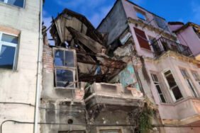 Fatih'te 2 katlı tarihi bina kısmen çöktü