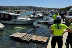 Fatih'te park edilmek istenen otomobil denize düştü