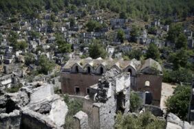 Fethiye'deki Hayalet köy turistlerin ziyaretleriyle canlanıyor
