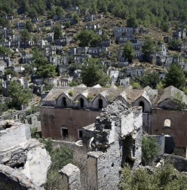 Fethiye'deki Hayalet köy turistlerin ziyaretleriyle canlanıyor