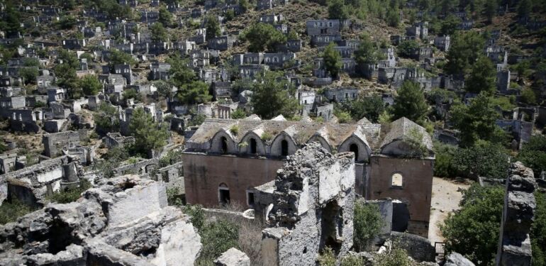 Fethiye'deki Hayalet köy turistlerin ziyaretleriyle canlanıyor