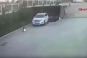 Garajdan çıkan araç yolda oturan çocuğu ezdi