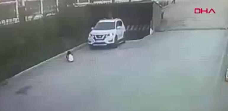 Garajdan çıkan araç yolda oturan çocuğu ezdi