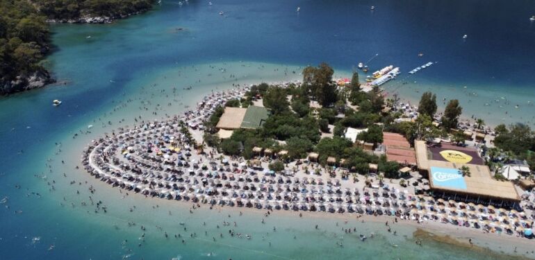 Güney Ege yerli turistle çifte bayram etti
