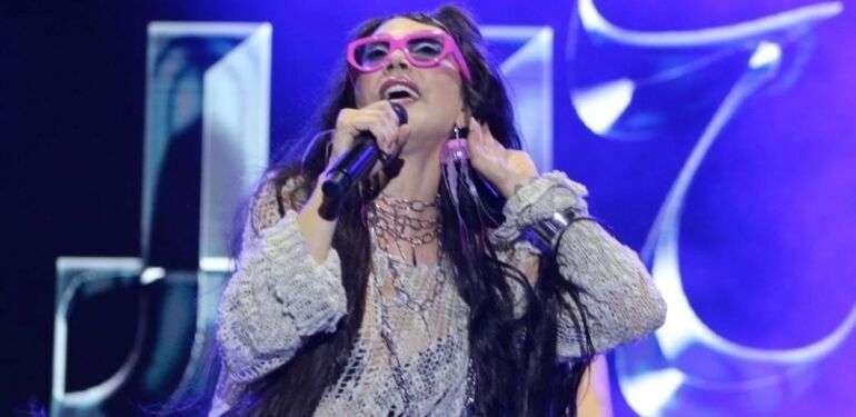 Hande Yener’den ‘playback’ yapan şarkıcılara gönderme