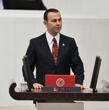 İYİ Parti'de yaprak dökümü devam ediyor İstanbul Milletvekili Seyithan İzsiz partisiyle yollarını ayırdı