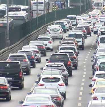 İstanbul'da tatil sonrası ilk iş gününde trafik yoğunluğu