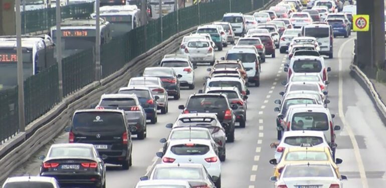 İstanbul'da tatil sonrası ilk iş gününde trafik yoğunluğu