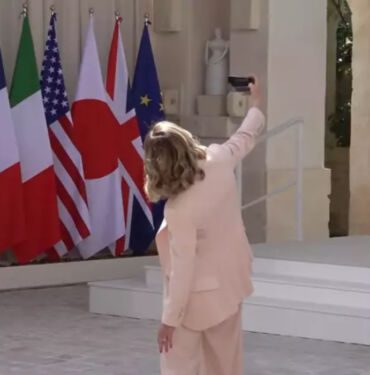 İtalya Başbakanı Meloni’nin Biden’ı beklerken selfie çekti
