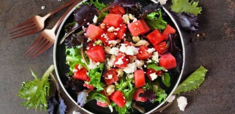 Yaz sıcaklarında serinleten peynirli karpuz salatası