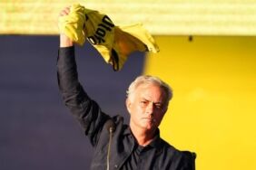 Kadıköy'de görkemli tören... Jose Mourinho imzayı attı!