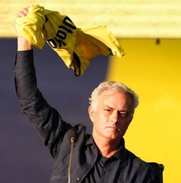 Kadıköy'de görkemli tören... Jose Mourinho imzayı attı!