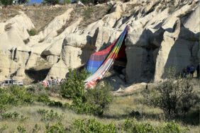 Kapadokya'da ters rüzgarla karşılaşan balon kayalıklara iniş yaptı