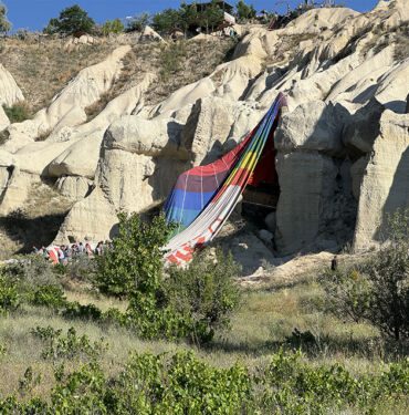 Kapadokya'da ters rüzgarla karşılaşan balon kayalıklara iniş yaptı