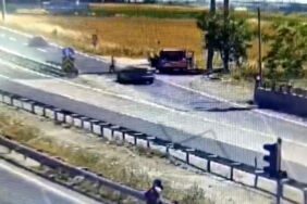 Karayolundaki olukları temizleyen işçiye araç çarptı!