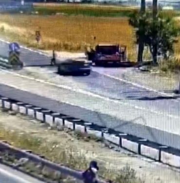 Karayolundaki olukları temizleyen işçiye araç çarptı!