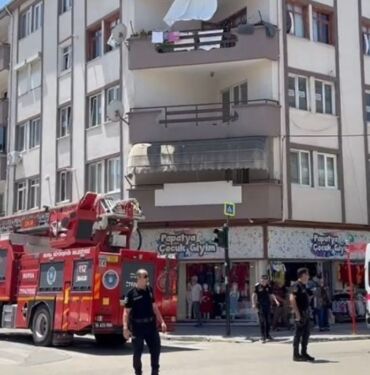 Kardeşini bıçaklayıp, kendini kilitlediği balkonda intihara kalkıştı
