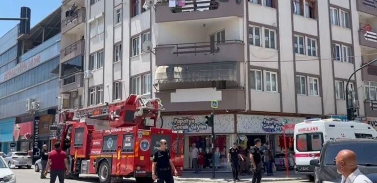 Kardeşini bıçaklayıp, kendini kilitlediği balkonda intihara kalkıştı