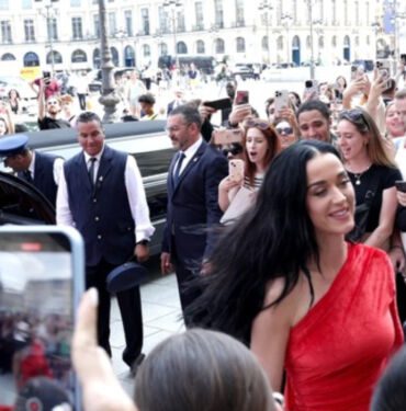 Katy Perry'den 200 metrelik elbiseyle yeni şarkı tanıtımı