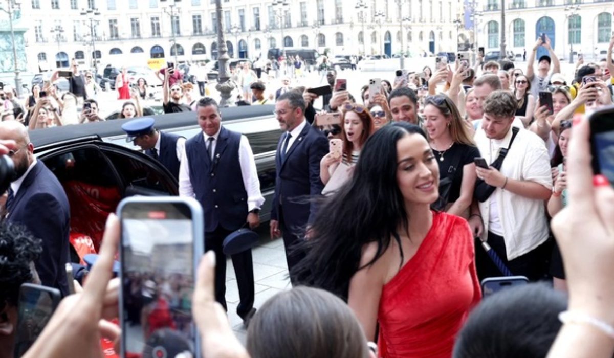 Katy Perry'den 200 metrelik elbiseyle yeni şarkı tanıtımı