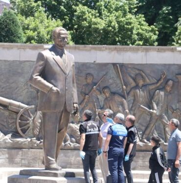 Kayseri'de Atatürk Anıtı'na baltayla saldıran 2 kişi gözaltına alındı
