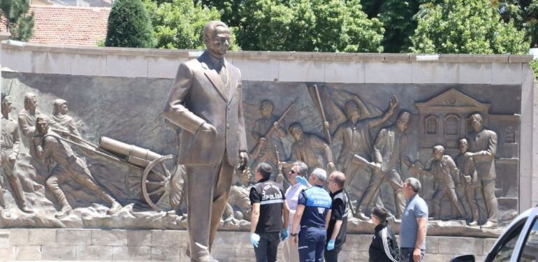 Kayseri'de Atatürk Anıtı'na baltayla saldıran 2 kişi gözaltına alındı