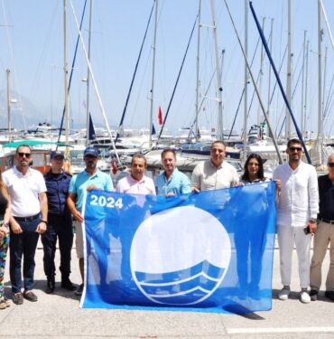 Kemer'deki marina ve 5 teknede mavi bayrak dalgalanmaya başladı