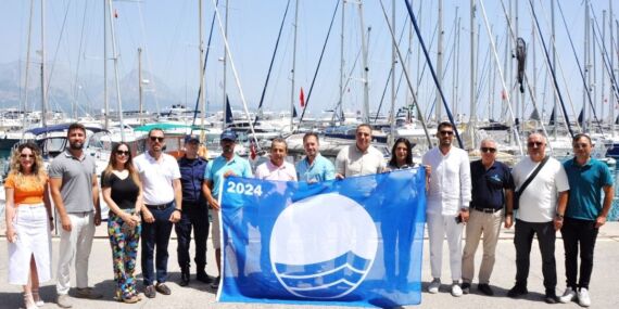 Kemer’deki marina ve 5 teknede mavi bayrak dalgalanmaya başladı