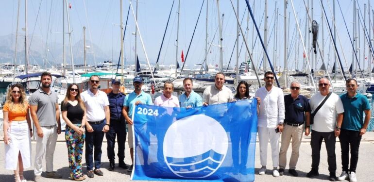 Kemer'deki marina ve 5 teknede mavi bayrak dalgalanmaya başladı