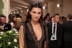 Kendall Jenner, Louvre Müzesi'ni yalınayak gezdi (3)