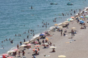 Konyaaltı Sahili'nde arife günü yoğunluğu