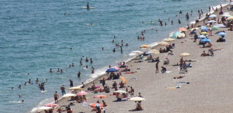 Konyaaltı Sahili'nde arife günü yoğunluğu