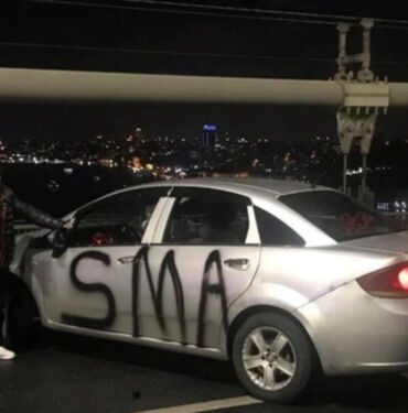 Köprüyü kapatıp SMA yazılı araçla eylem yapan şahıs tutuklandı