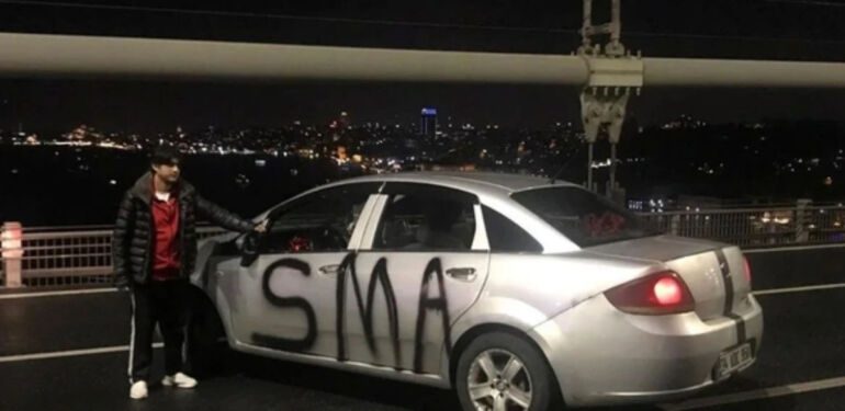 Köprüyü kapatıp SMA yazılı araçla eylem yapan şahıs tutuklandı