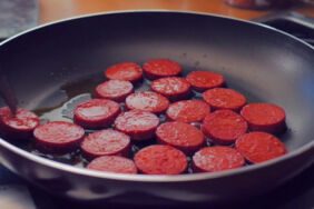 Kurumayan sucuk pişirmek artık çok kolay! Kızartırken tavaya mutlaka ekleyin