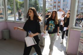 LGS merkezi sınavı başladı Veliler çocuklarını yalnız bırakmadı