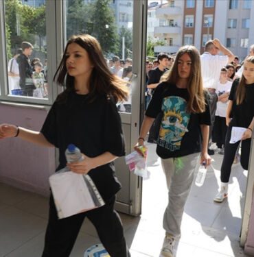 LGS merkezi sınavı başladı Veliler çocuklarını yalnız bırakmadı