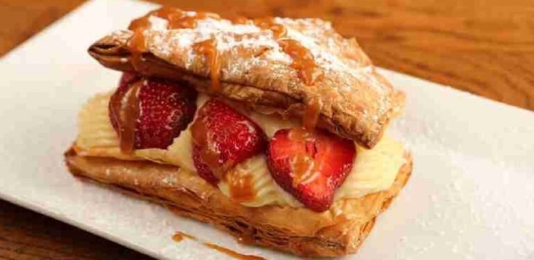 Lezzeti ile mest edecek kolaylığıyla  şaşırtacak: 10 dakikada hazır milföy tatlısı tarifi…