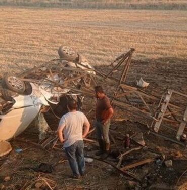 Manisa'da otomobil tarlaya uçtu
