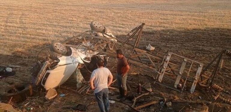 Manisa’da otomobil tarlaya uçtu