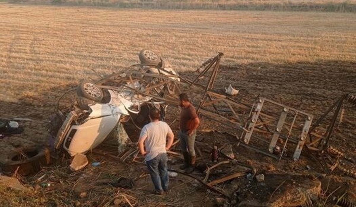Manisa'da otomobil tarlaya uçtu
