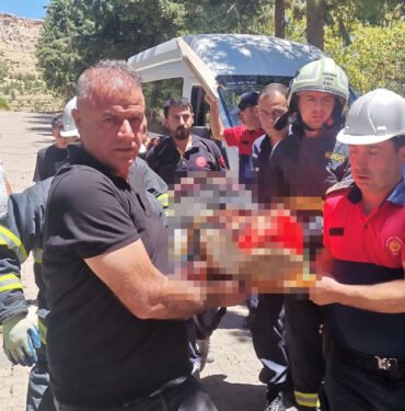 Mardin’de devrilen traktör ikiye bölündü 3 yaralı