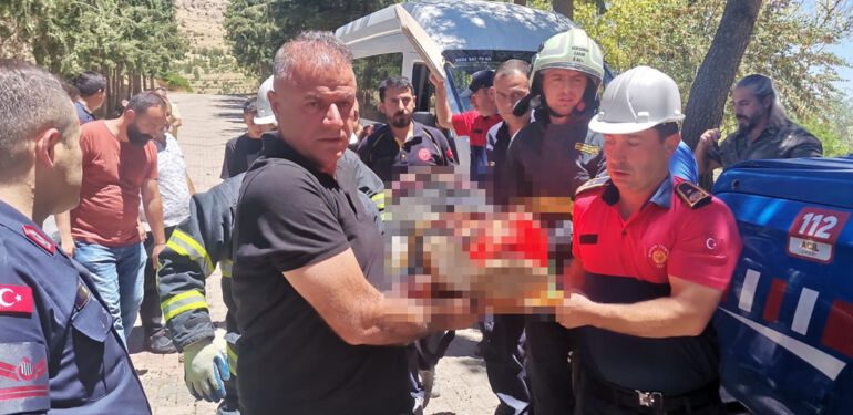 Mardin’de devrilen traktör ikiye bölündü 3 yaralı