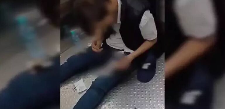 Metrobüs durağında uyuşturucu hazırlarken görüntülenen şüpheli yakalandı