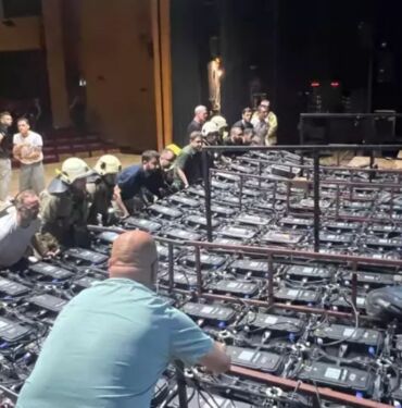 Mezuniyet töreninde korkunç kaza Led ekran sahnedekilerin üzerine düştü 6 yaralı