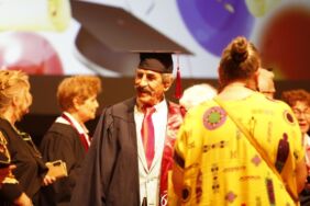 Minibüsüyle öğrenci taşıdığı üniversiteden 66 yaşında mezun oldu Çok özeniyordum