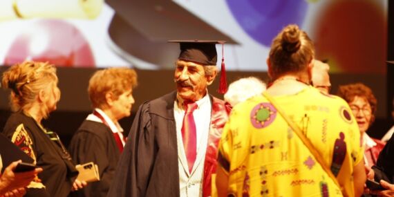 Minibüsüyle öğrenci taşıdığı üniversiteden 66 yaşında mezun oldu: Çok özeniyordum